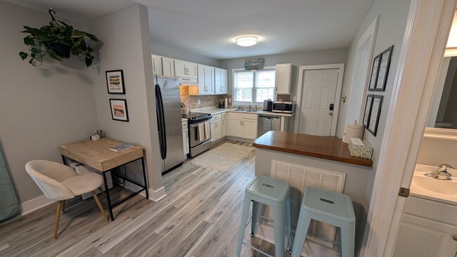 Building Photo - 619 S 14th St