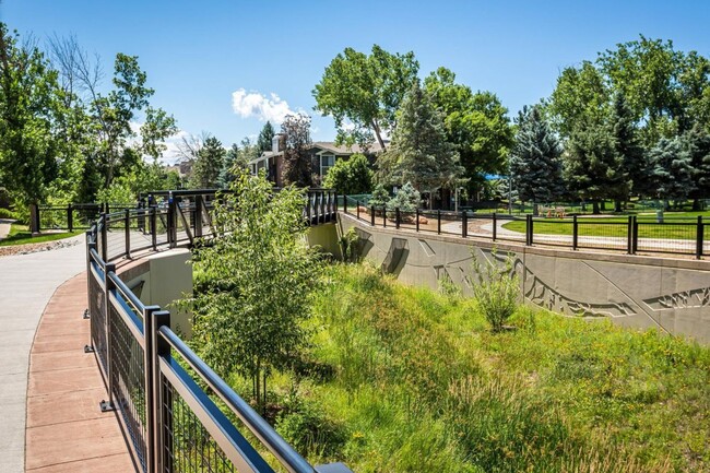 Building Photo - Updated 2B/2B Condo in Aspen Grove Communi...