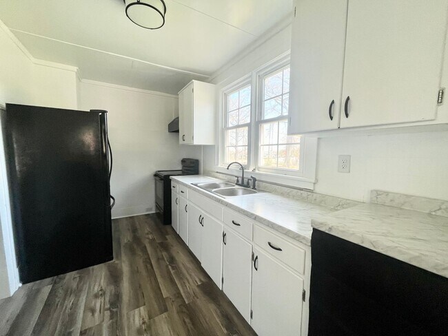 Building Photo - 741 Riverside Ave