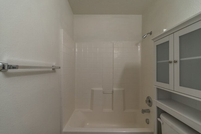 Building Photo - Hidden Valley Townhome For Rent!