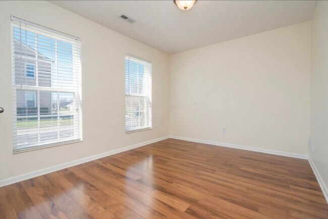 Building Photo - 3 Bed Updated Condo