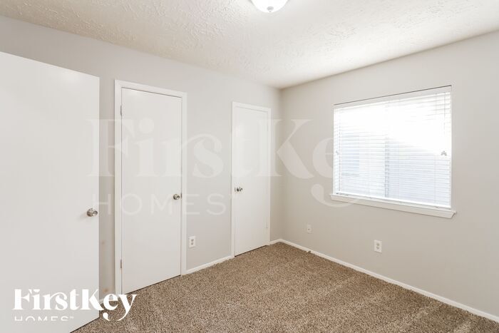 Building Photo - 13323 Oak Ledge Dr