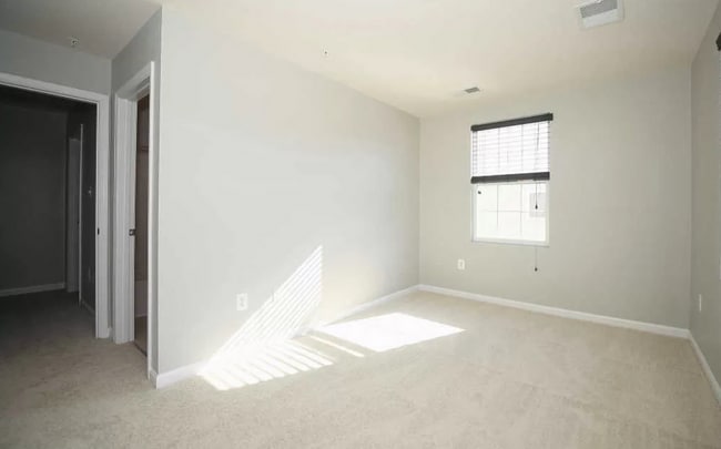 Building Photo - Beautiful End-Unit Townhome in Tanyard Spr...