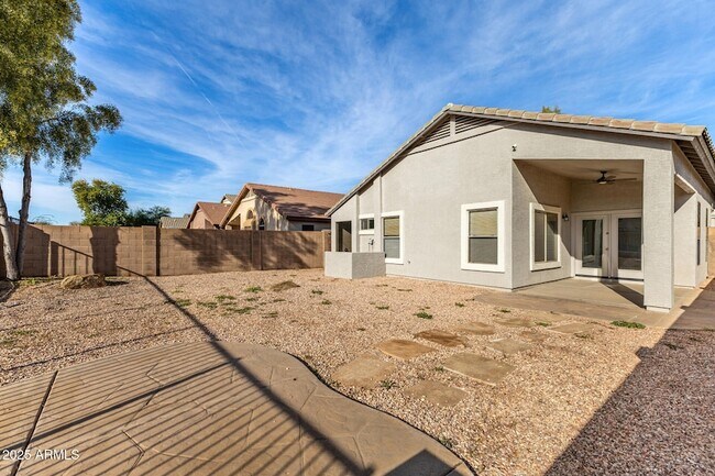 Building Photo - 911 E Lovegrass Dr