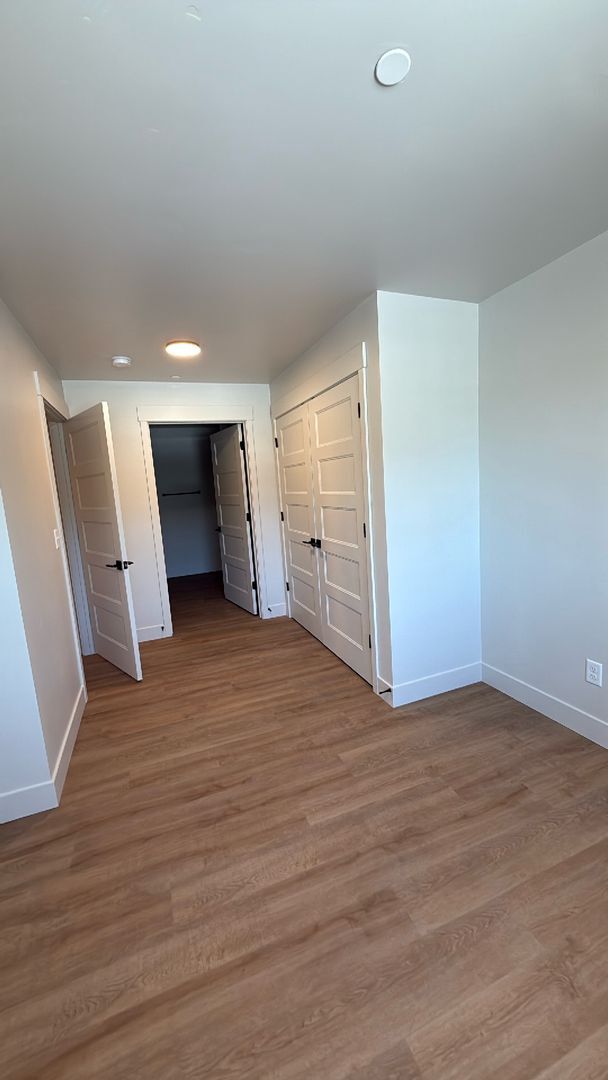 Building Photo - 2 bed 2 bath apartment (FIRST MONTH RENT F...