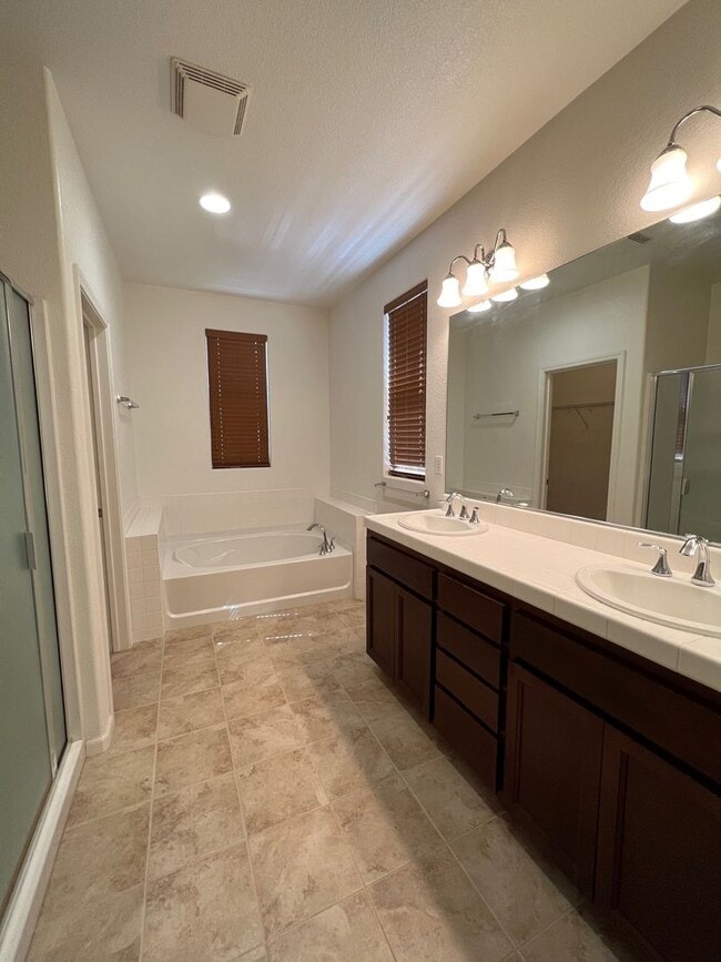 Building Photo - Desirable 4 Bed 3 Bath 2-Story Home in Folsom