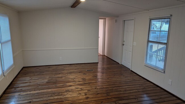 Building Photo - 2 Bedrooms and 2 Bathroom Mobile home