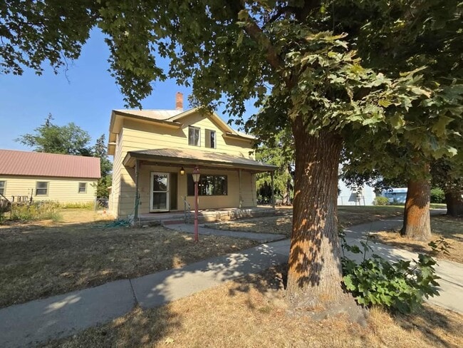 Building Photo - Large 4 Bedroom 2 Bath in Quaint Waterville