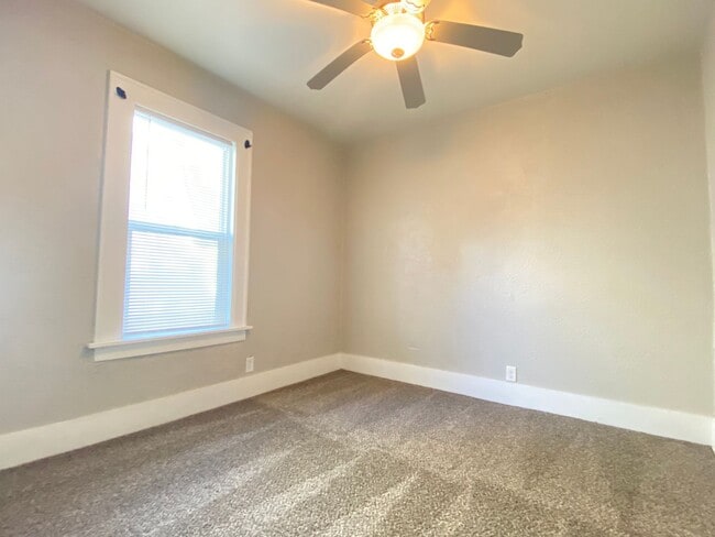 Building Photo - 2 Bed Home With A Den Michigan City