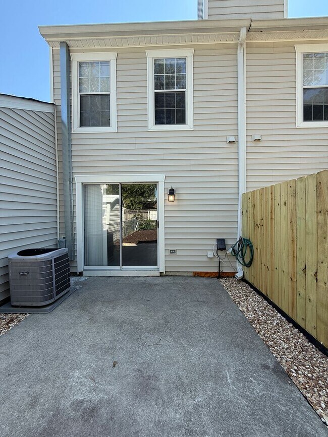 Building Photo - Updated 2BED/1BATH Townhome with bonus fle...