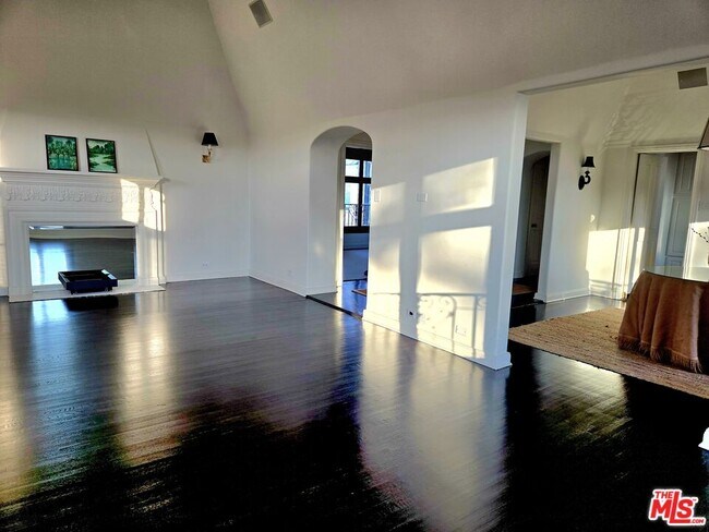 Building Photo - 316 N Rossmore Ave