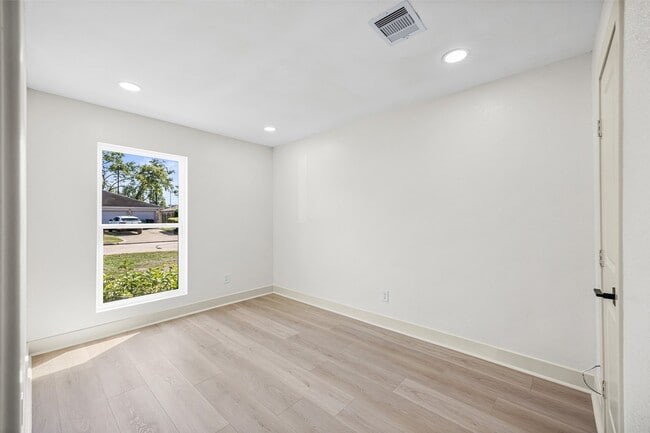 Building Photo - 1230 W Donovan St