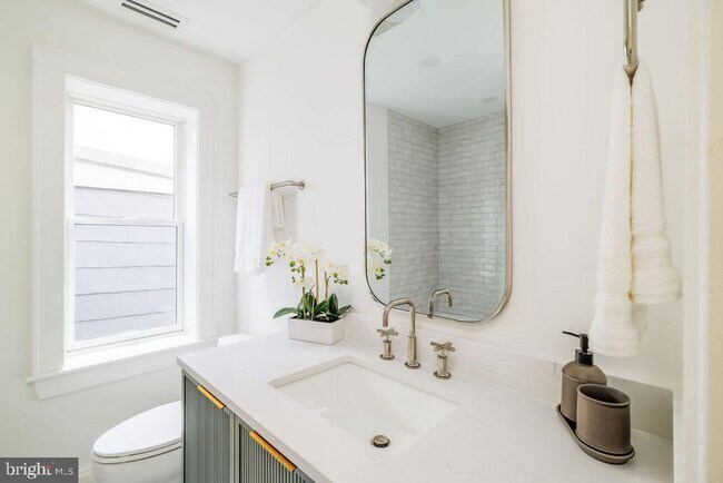 Building Photo - 2460 Ontario Rd NW