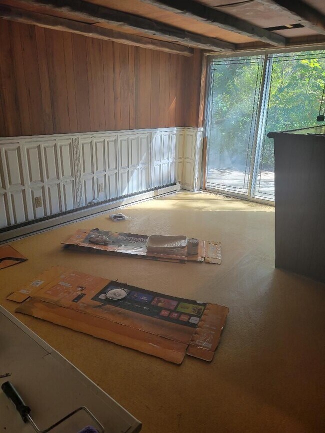 Building Photo - 5 bedroom 3 bath in Town Acres Subdivision