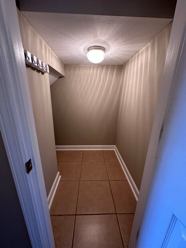 Building Photo - Eagle Landing - End Unit