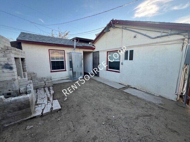 Building Photo - 1040-1042 Flora St