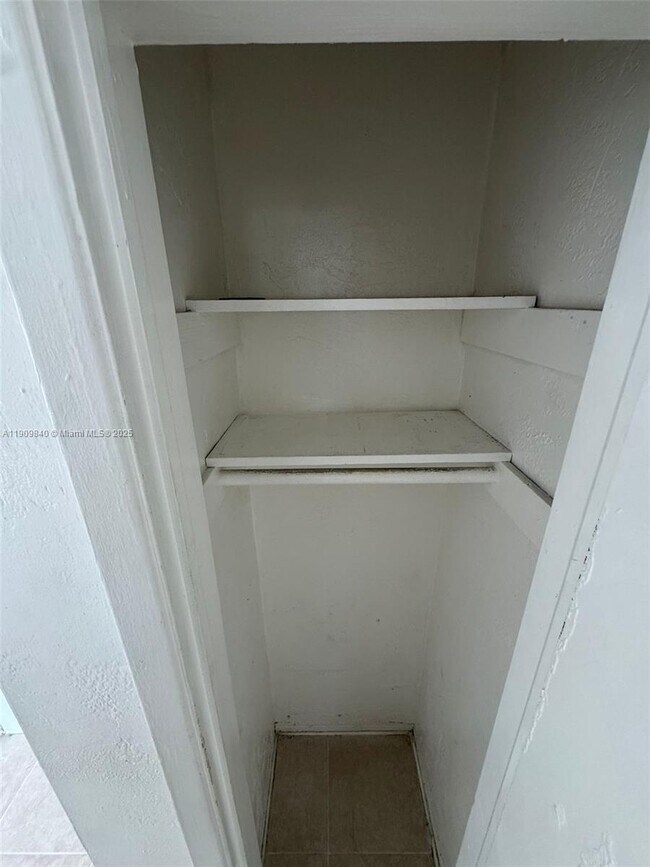 Building Photo - 16200 NE 19th Pl