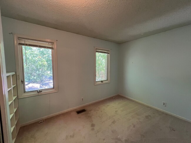 Building Photo - Spacious Townhome w/ Washer & Dryer, Garag...