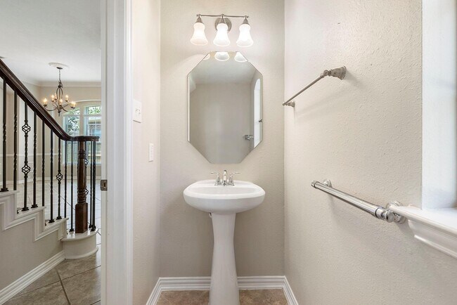 Building Photo - 6 Hithervale Ct