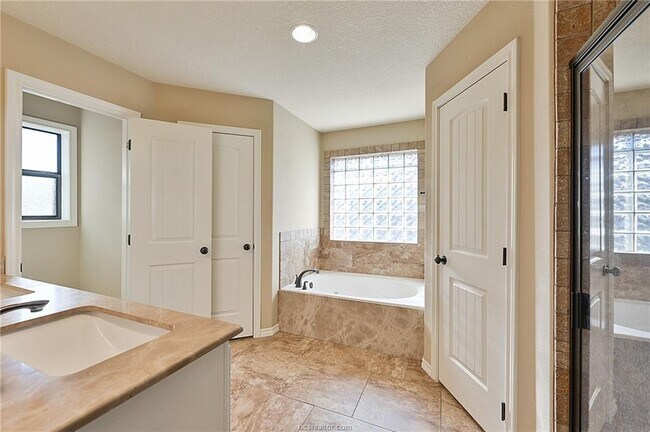 Building Photo - 4016 Rocky Vista Dr