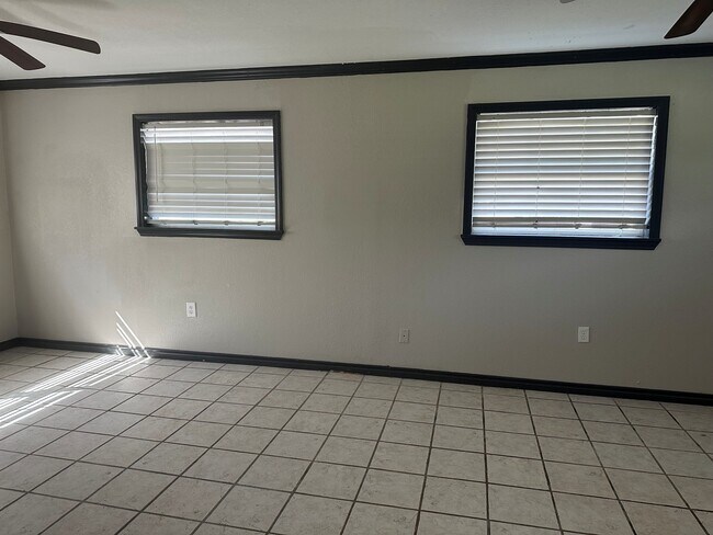 Building Photo - 2708 County Rd 686