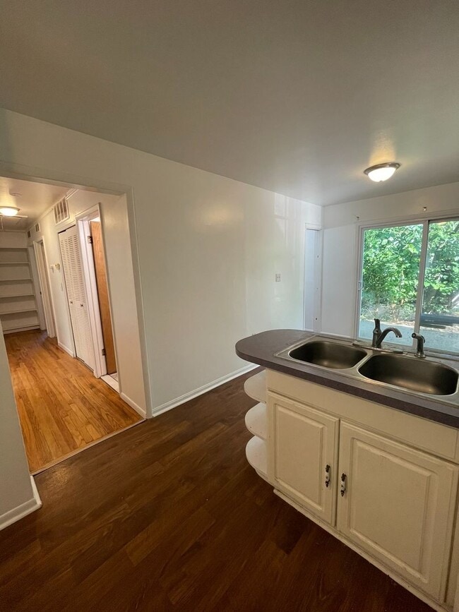 Building Photo - Three Bedroom Home in Sugarbrook Area!