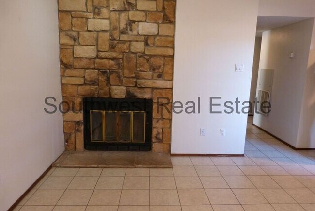 Building Photo - Spacious 2 bedroom 1 bath with a fireplace!