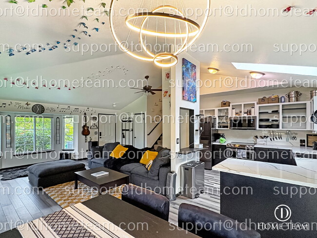 Building Photo - "Charming Lynnwood Home with Finished Base...