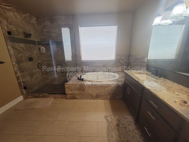 Building Photo - 3684 Nottingham Dr