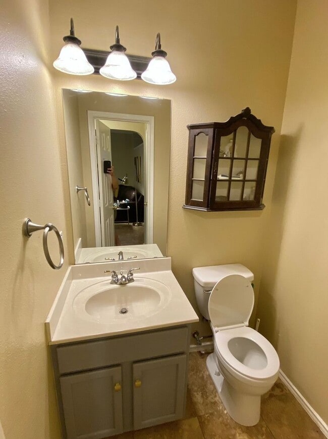Building Photo - Beautiful 4 Bedroom Home in Gated Community!