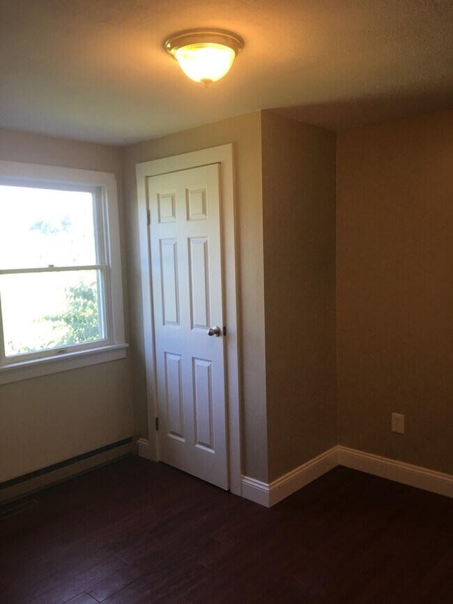 Building Photo - Cozy 3 bedroom 1.5 bath with 2 stall detached garage in country setting