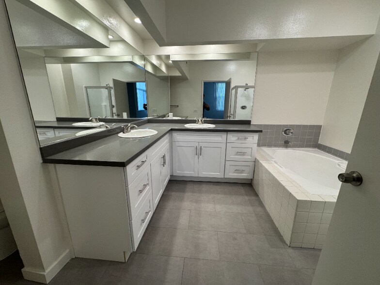 Building Photo - 1600 S Bentley Ave