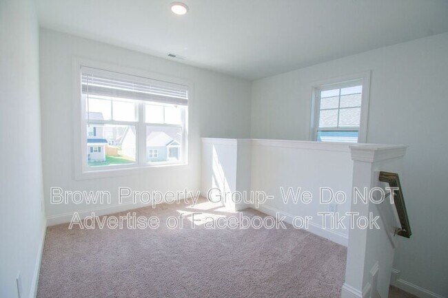 Building Photo - 157 Easy St