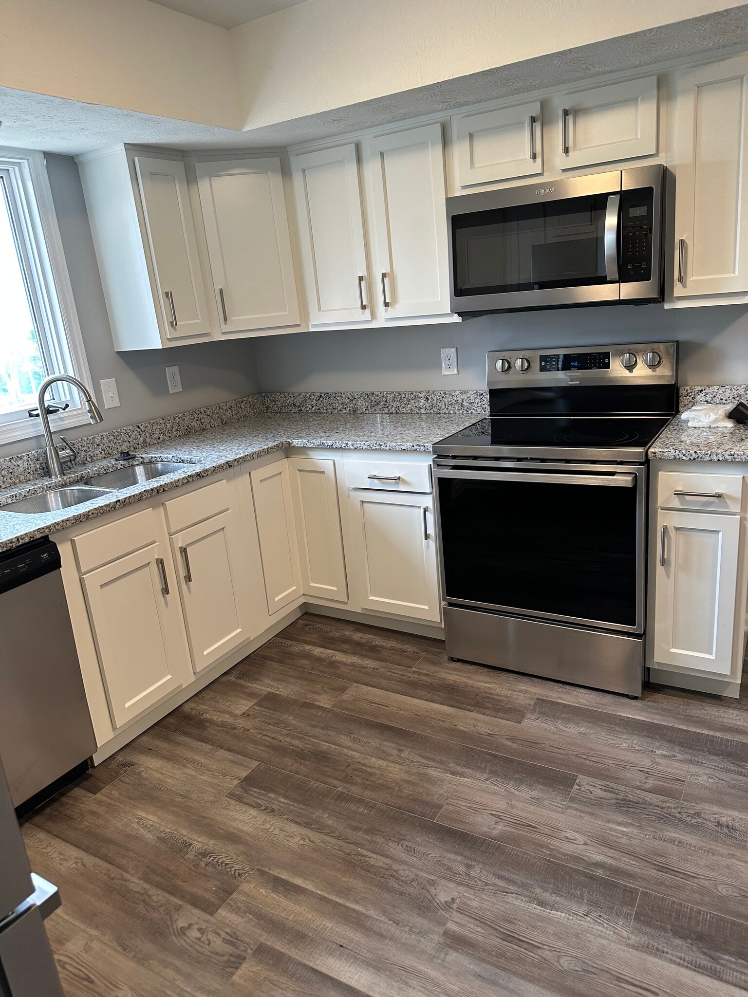 Kitchen - 605 Buckingham Ln