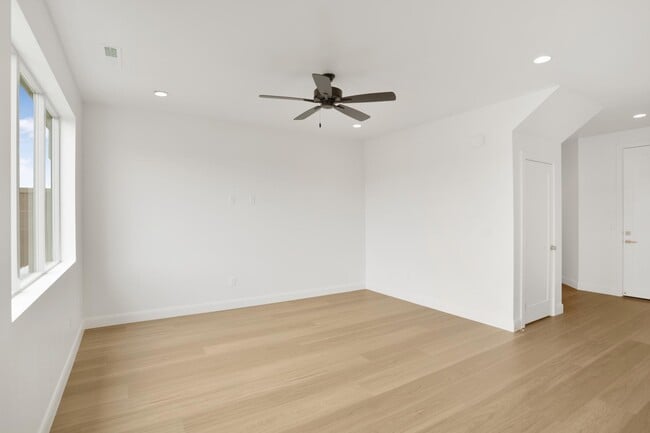 Building Photo - 990 Manen St