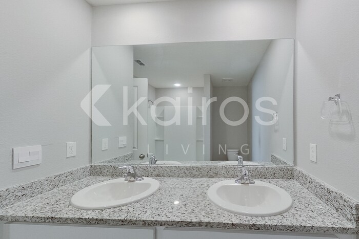 Building Photo - 8656 SW 44th Ct