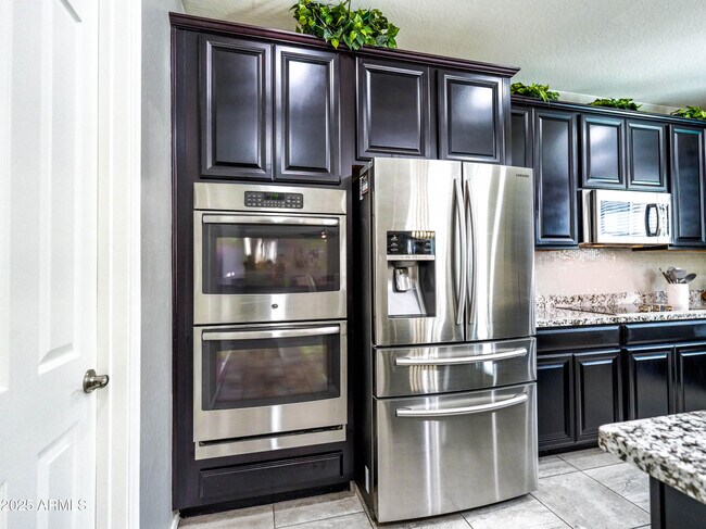 Building Photo - 761 W Desert Hollow Dr