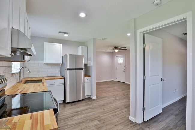 Building Photo - 3 bed, 2 bath, updated with all appliances provided!