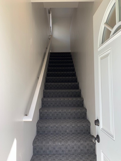 Building Photo - Gorgeous Studio ~ Convenient Location in E...