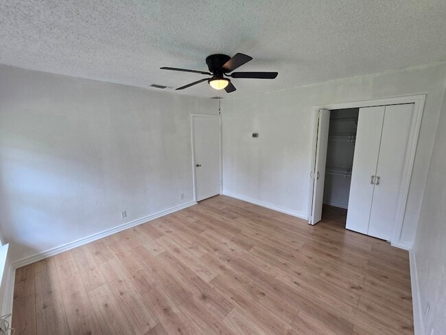 Building Photo - 1590 Gravel Cir N