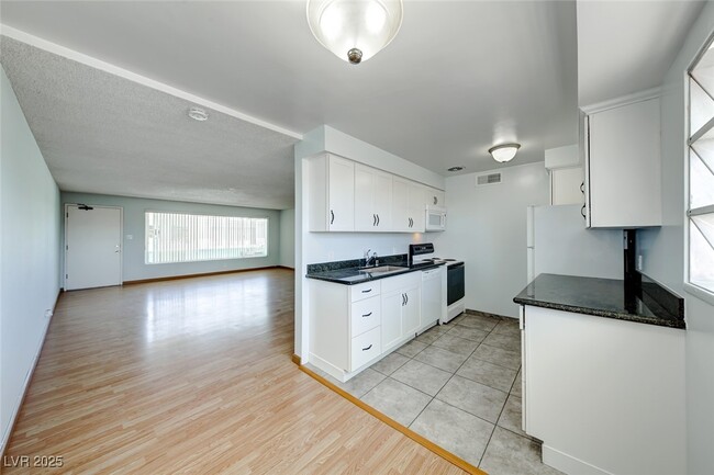 Building Photo - 1700 Rexford Dr