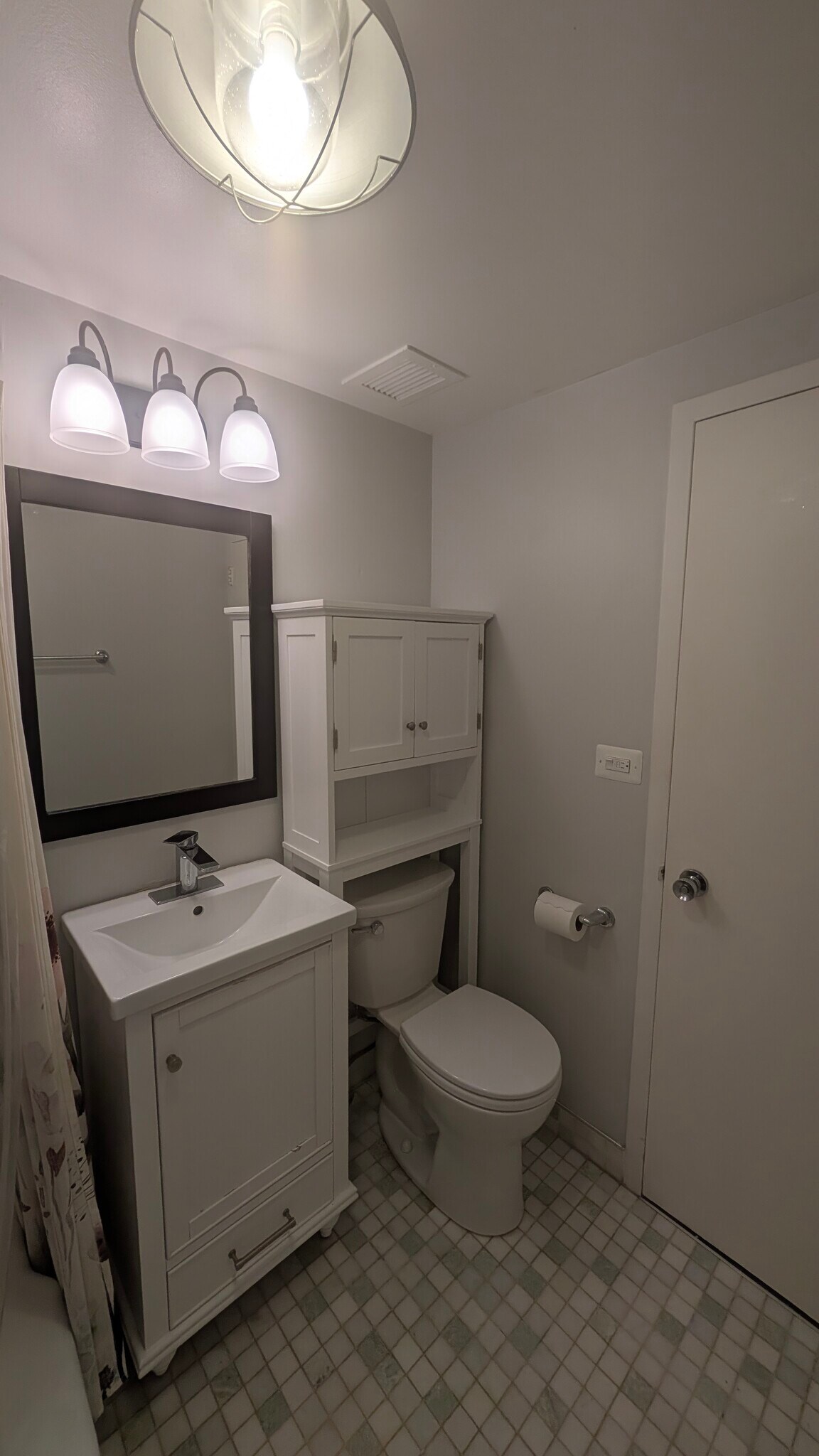 Full bath - 6301 N Sheridan Rd
