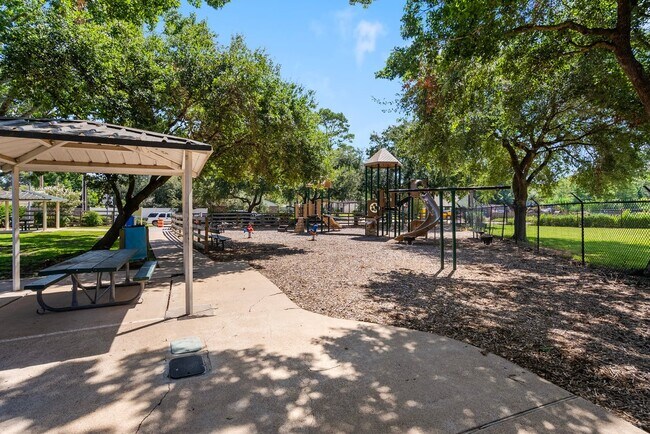 Building Photo - 14039 Utopia Dr