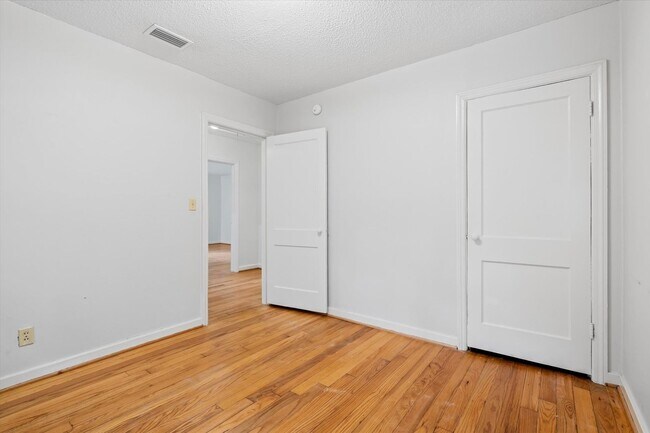 Building Photo - Remodeled Beauty in County Club Village