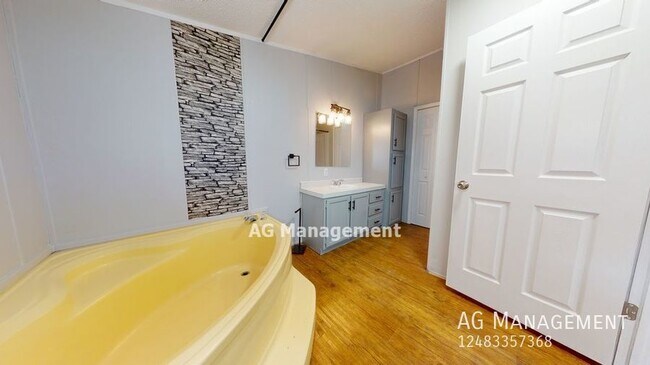 Building Photo - 45961 Jefferson Ave - Spacious & Stylish C...