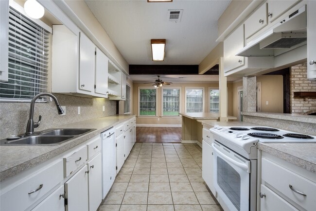 Building Photo - 13215 Lake Breeze Ln