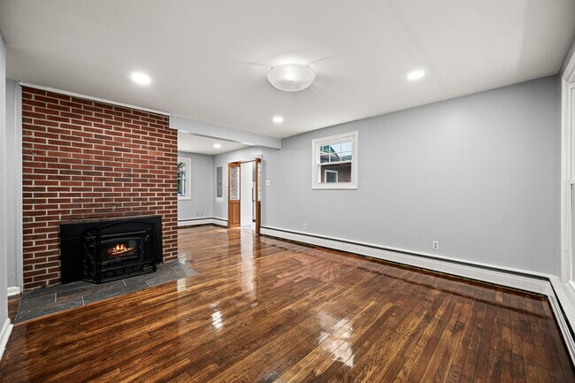 Building Photo - 25 E Pennsbury Way