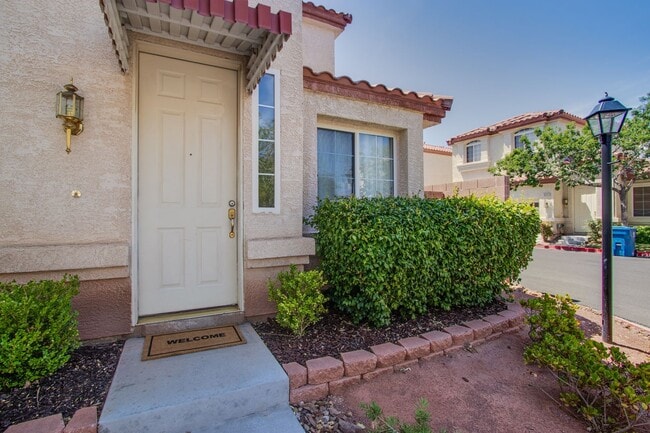 Building Photo - 4 bedroom 3 bath centrally located home