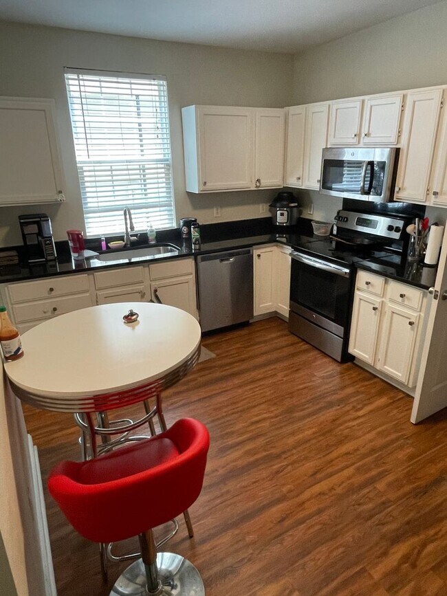 Building Photo - Renovated 2BD off St Charles Ave with Laundry