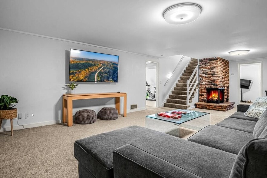 Building Photo - 4025 Chowen Ave S